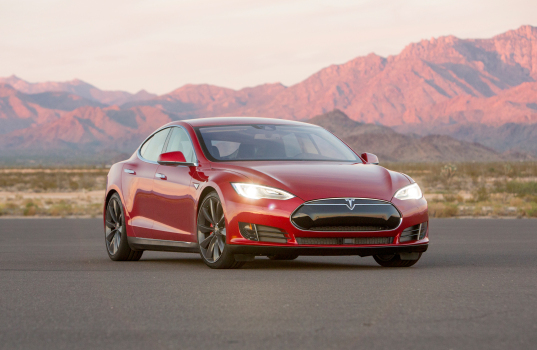 2015-Tesla-Model-S-P90D-front-three-quarter-02