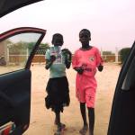 15.11.2016 - Senegalské děti a jejich radost z omalovánek a pastelek AAA AUTO
