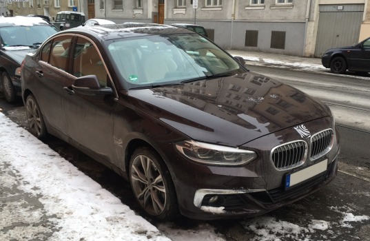 2017-BMW-1er-Limousine-F52-Muenchen-01