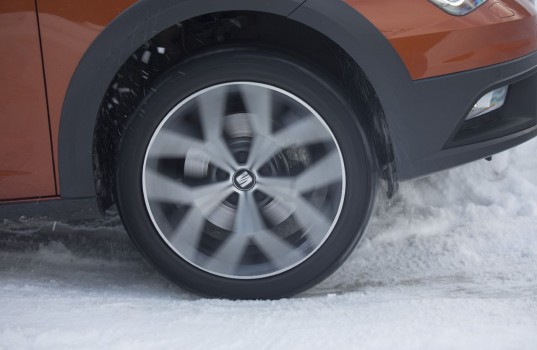 drive-on-snow-like-a-pro_07_small