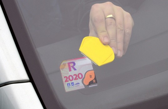 skrabka_na_odstraneni_dalnicni_znamky_a_samolepek_auto_kelly_02