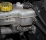 1200px-brake_fluid_reservoir_in_skoda_fabia_i