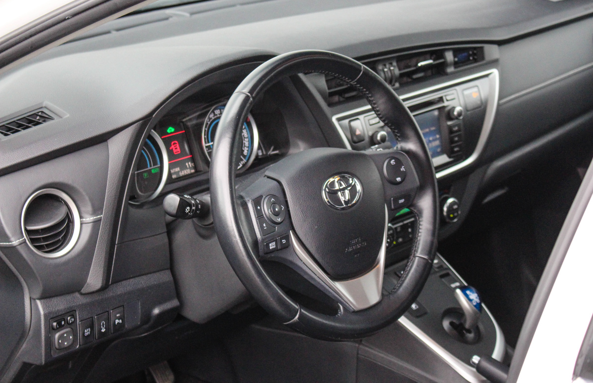 toyota-auris-hybrid-interior-1
