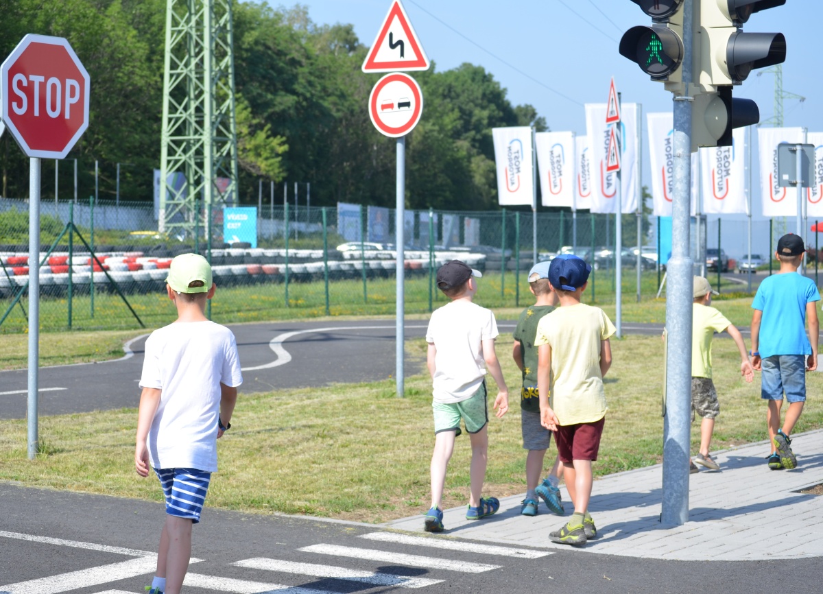 Auto srazilo dítě kvůli dvěma semaforům. Nehoda v Nošovicích ukázala, že řidiči neznají hierarchii značek