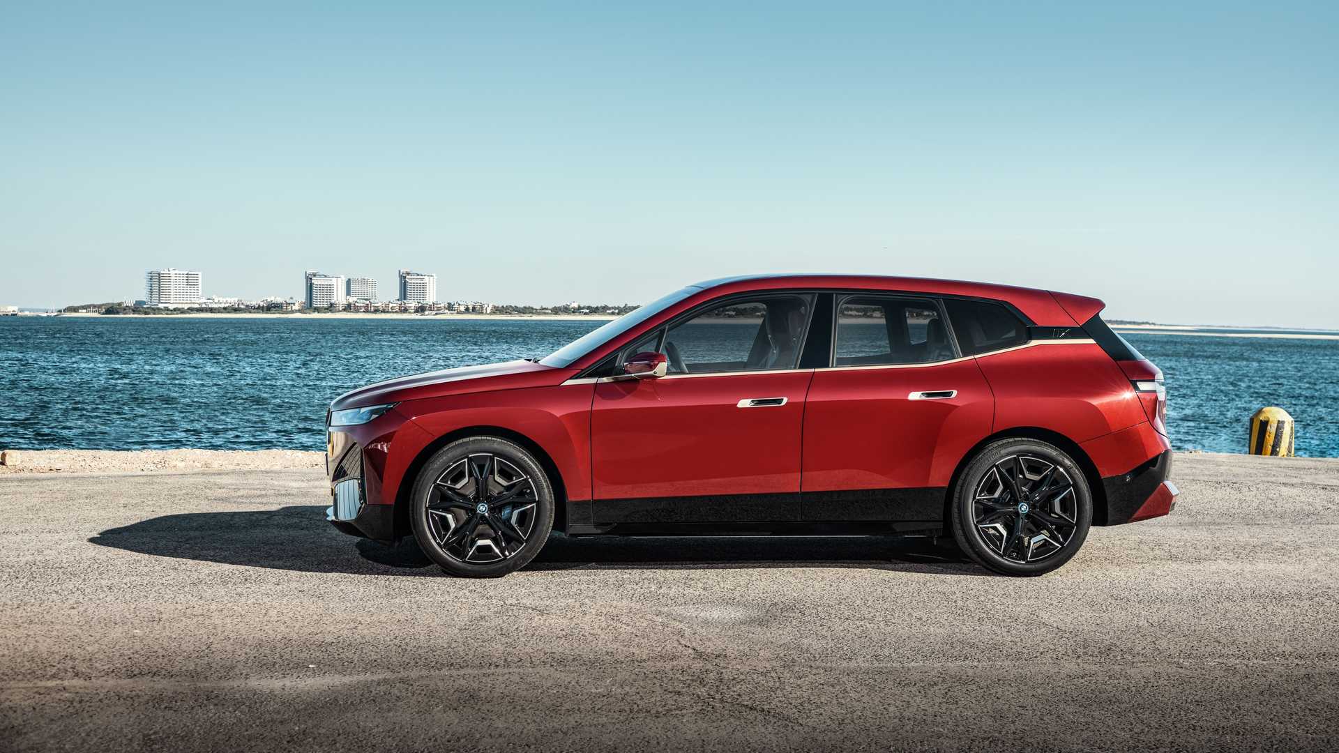 2021-elektromobil-bmw_ix-2