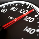 Při jaké rychlosti auto žere nejméně? Odpověď jde proti tomu, co si většina řidičů myslí