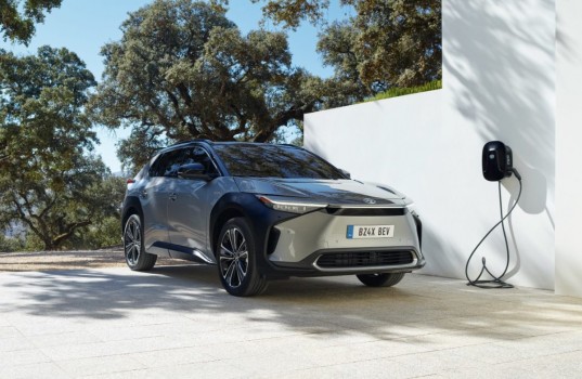 2022-elektromobil-toyota-bz4x-nabijeni-1-scaled