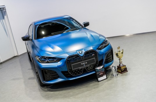 p90460101_highres_bmw-i4-wins-car-of-t