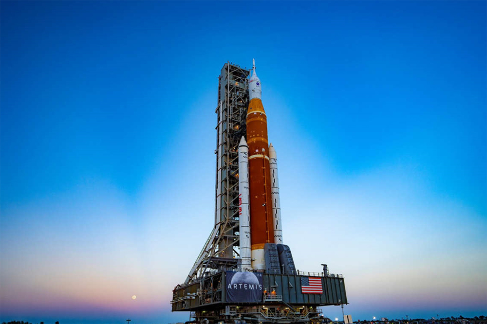 Raketa SLS na slavné „lunární“ rampě 39B na Kennedyho kosmodromu / Foto: NASA