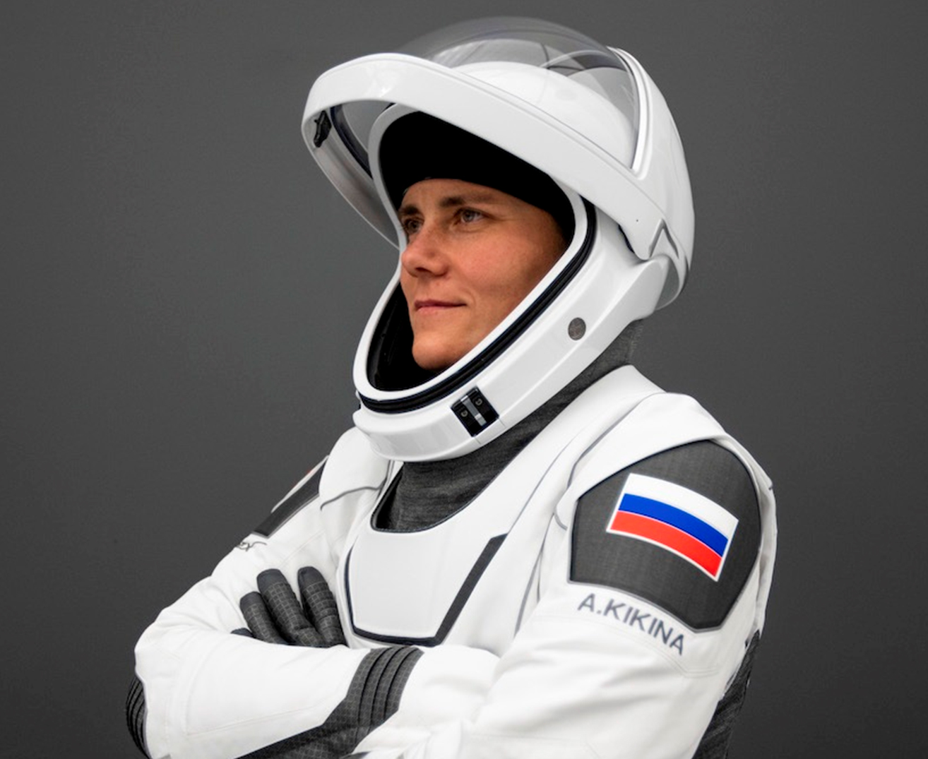 Ruská kosmonautka Anna Kikinová si zkouší skafandr od SpaceX / Foto: SpaceX