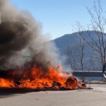 Řidič uhořel v elektromobilu. Havárie znovu otevřela debatu o bezpečnosti elektrovozidel