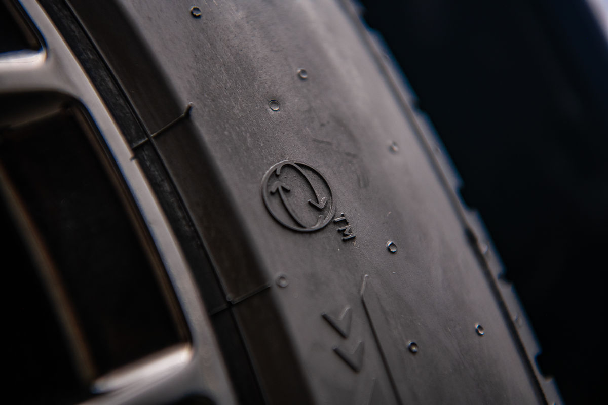 Na pneumatikách se objevil nový symbol: Víte, co znamená?