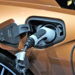 Zákaz nabíjení elektromobilů. Zelené město kolabuje a v tichosti staví plynové generátory