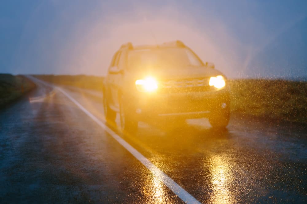 Problikávání dálkovými světly je přestupek: Řidiči si neuvědomují, že tím porušují zákon