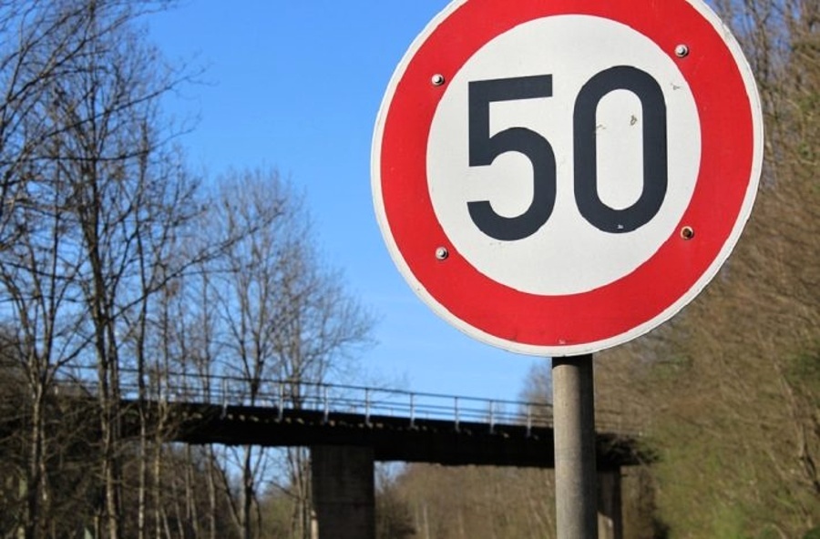 EU hodlá zpřísnit limit maximální rychlosti: Za překročení o 30 km/h by se rovnou bral řidičák, celoevropsky
