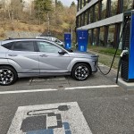 Stát sliboval stovky nabíječek pro elektromobily. Realita? Stavět nezvládá