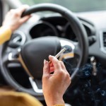 Kouření za volantem za 70 000 korun? Evropa přitvrzuje. Jedna cigareta v autě a likvidační pokuta