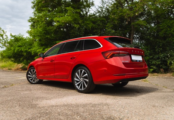 skoda-octavia-iv-15-tsi-man-cervena-cerna-kuze-04-1