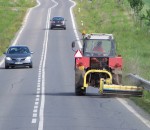 kosor_silnice_od_rozcesti_traktor_se_sekackou