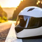 Motorkářská helma na silnici: Nenápadný signál, který může zachránit život