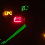 Nedělejte, že tam není. Kontrolka na palubní desce se nerozsvítí jen tak z rozmaru. Dokáže varovat před generálkou motoru