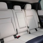 Nissan šetří už i na opěrkách hlavy. Doslova bojuje o život