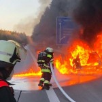 Tragédie: V Tesle uhořel muž a dvě děti. Auto v plamenech nešlo otevřít