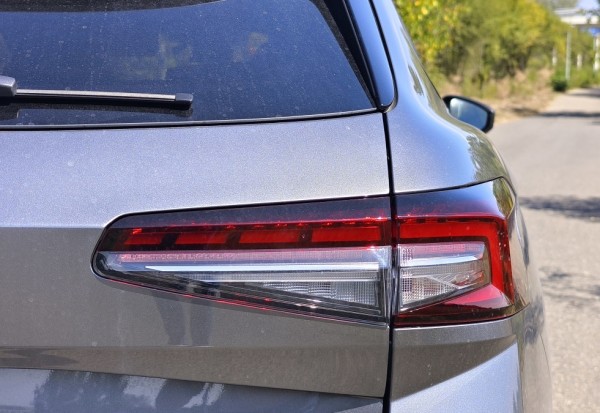 skoda-superb-spotline-2025-23