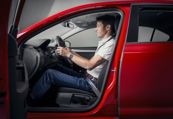 skoda-spravne_sezeni_v_aute-1
