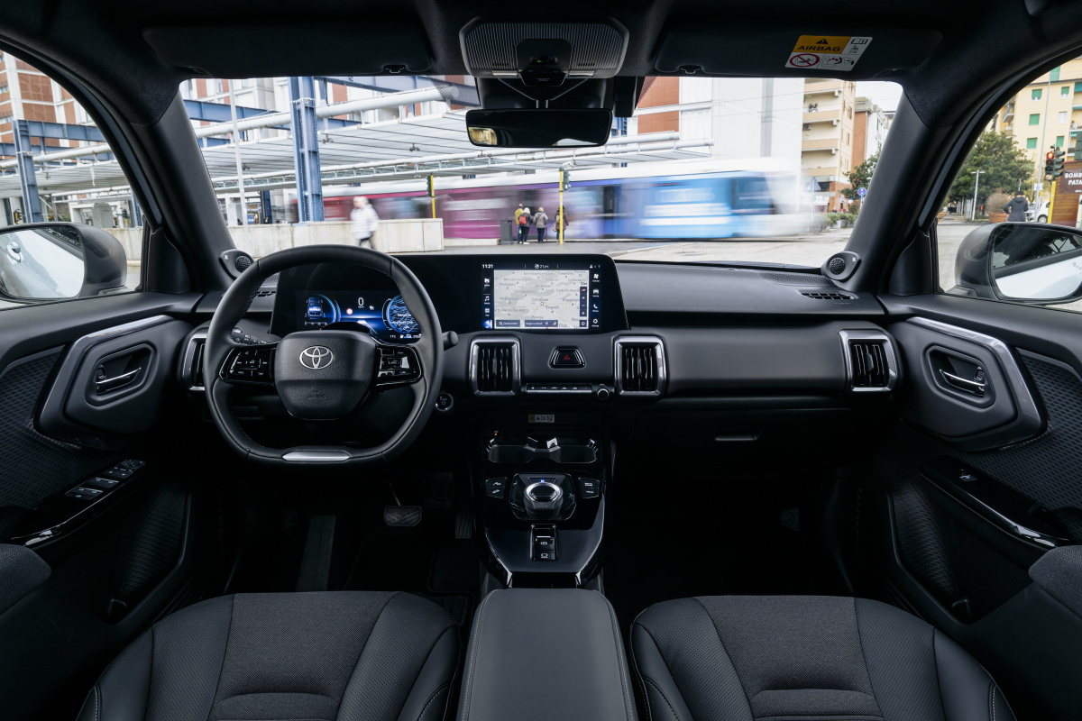 2026_toyotaurbancruiser_liquidsilverawd_interioranddetails_013