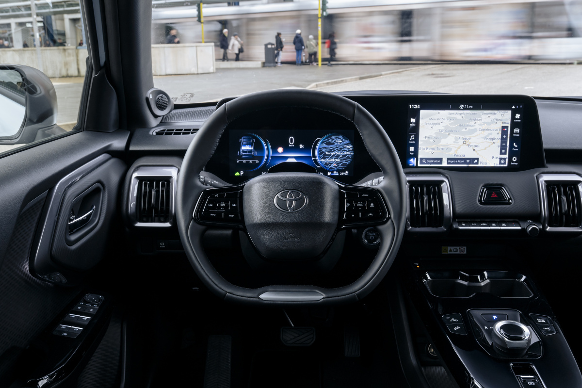 2026_toyotaurbancruiser_liquidsilverawd_interioranddetails_014