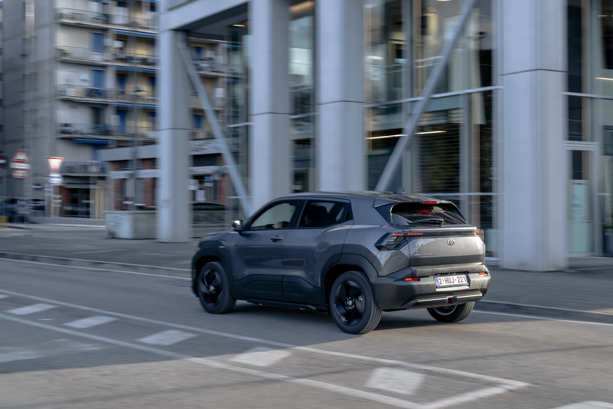 2026_toyotaurbancruisergraphitegreyfwd_dynamic_002