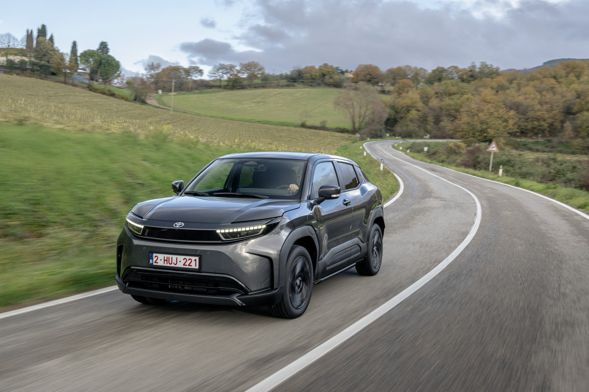2026_toyotaurbancruisergraphitegreyfwd_dynamic_009