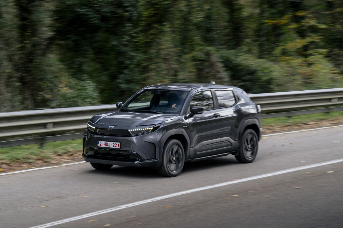 2026_toyotaurbancruisergraphitegreyfwd_dynamic_013