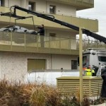 Muž si postavil Ferrari na balkon bytového domu a naštval tím úřady a sousedy