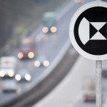 Záhadná černobílá značka u dálnice plete řidiče. Co ve skutečnosti znamená a proč ji můžete úplně ignorovat