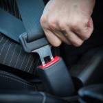 Jízda v zimní bundě představuje vážné bezpečnostní riziko