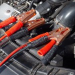 Umíte nastartovat auto s vybitou baterií pomocí kabelů? Radíme, jak to udělat správně
