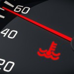 Ve vedrech může zachránit motor. Na tuto kapalinu řidiči v létě fatálně zapomínají