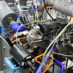 Němci zachránili spalovací motoc Obří osmiválec jezdí bez emisí CO2