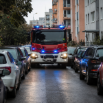 Peklo na sídlištích. Jediné špatné zaparkování může stát souseda život, hasiči bijí na poplach