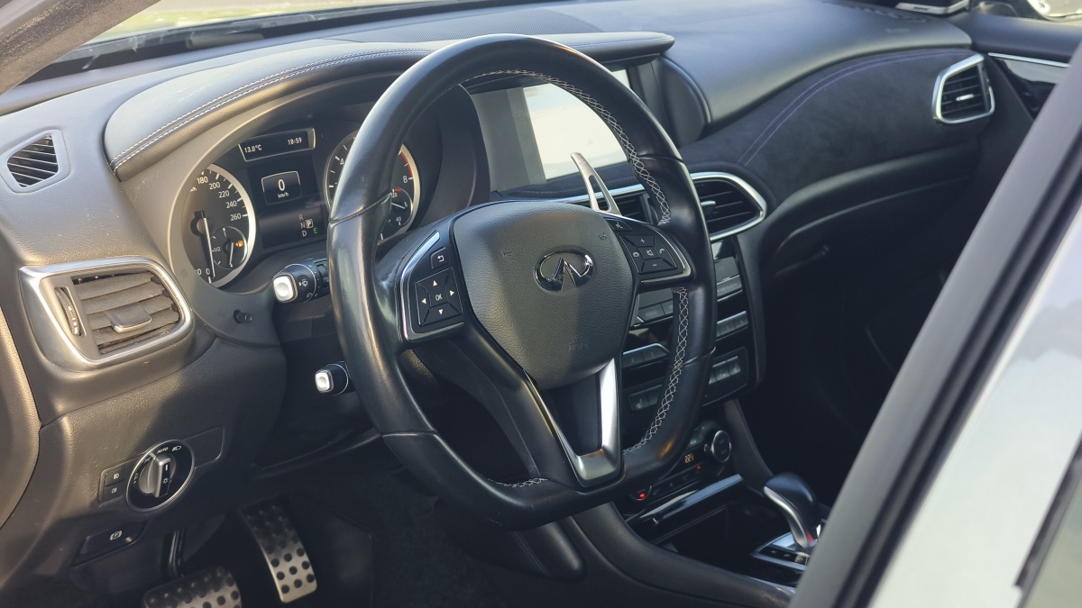 infiniti-q30-23