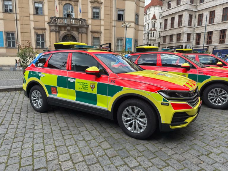 Pražská záchranka má nové šestiválcové Volkswageny. Mají nově umístěnou klimatizaci, jeden vyšel na dva miliony korun