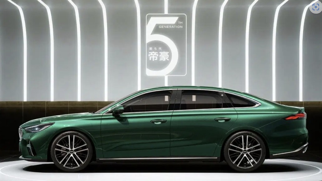 Spotřeba 2,2 litru a výkon 313 koní za cenu hluboko pod půl milionu. Nový hybridní sedan nastavuje laťku