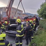 Hybrid jako nové riziko. Hasiči v Jeseníku krotili auto rozpálené na 270 °C
