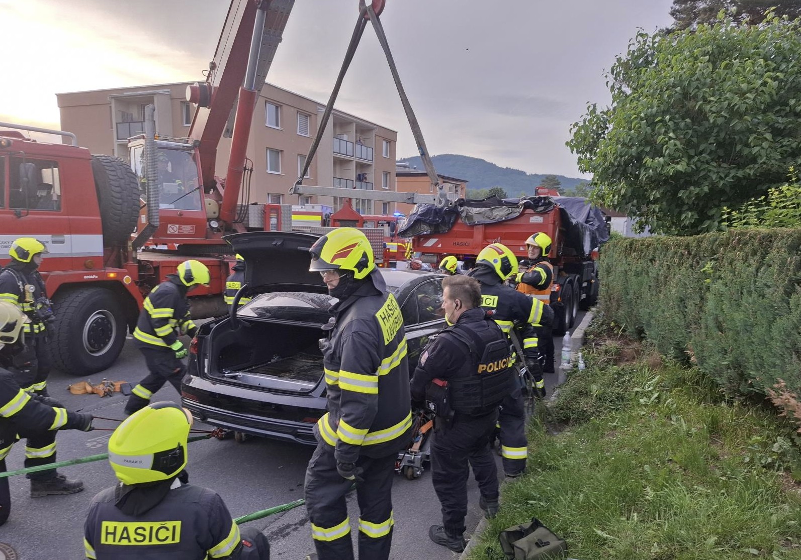 Hybrid jako nové riziko. Hasiči v Jeseníku krotili auto rozpálené na 270 °C