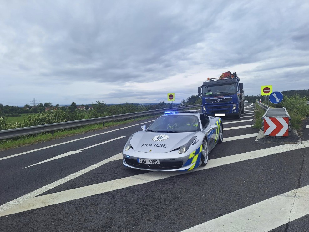 Policejní Ferrari hlídalo ráj motorkářů. Strážníci nestačili počítat přestupky