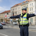 Za špatný odhad gesta hrozí 25 000 Kč. Když semafory vystřídá policista, řidiči panikaří