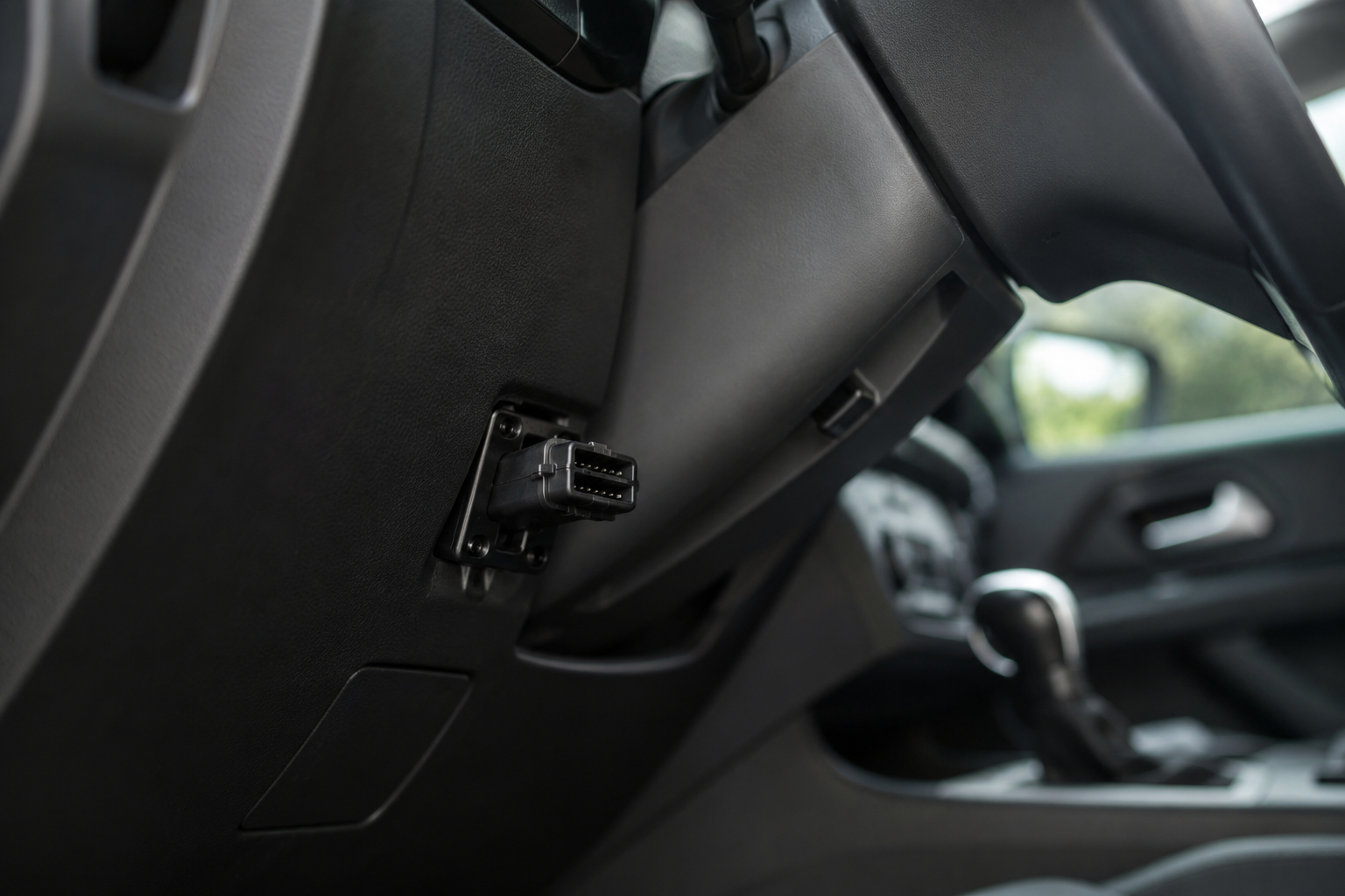 Brusel nařídil novou přípojku v autech. Může zablokovat start motoru