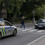 Tohle pravidlo řidiči stále ignorují. Když jedno auto před přechodem zastaví, musíte také